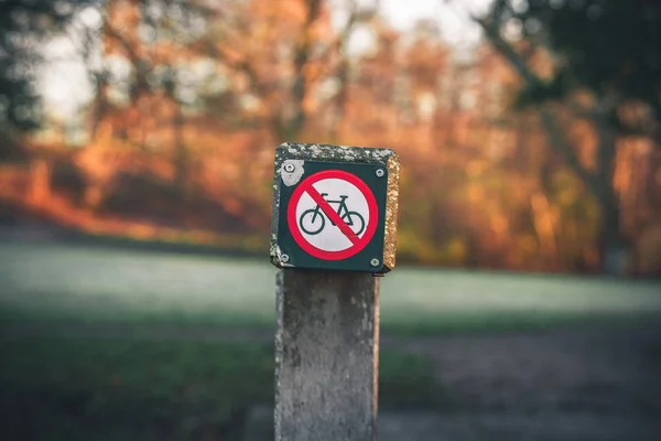 Znak ograniczenia rowerów w parku — Zdjęcie stockowe