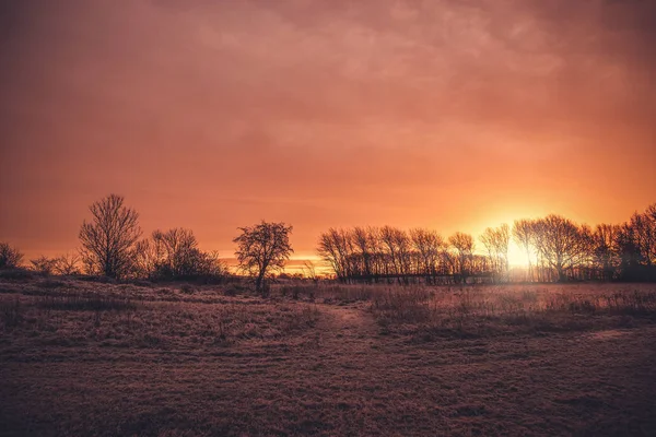 Schöner Sonnenaufgang in einer ländlichen Landschaft — Stockfoto