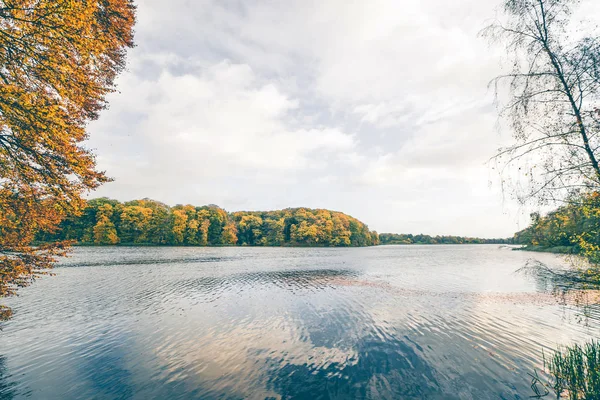 Paisaje del lago en el otoño con árboles — Foto de Stock
