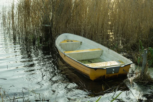 秋湖中の小型船 — ストック写真