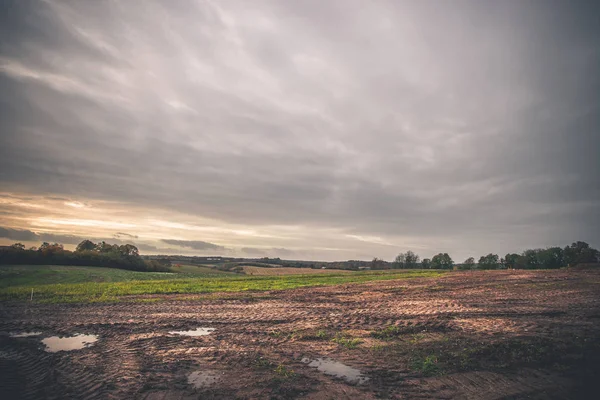 Landschap met wielsporen op een modderige veld — Stockfoto