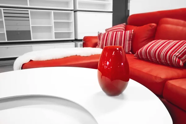 Jarrón Rojo Sobre Una Mesa Una Elegante Sala Estar Con — Foto de Stock