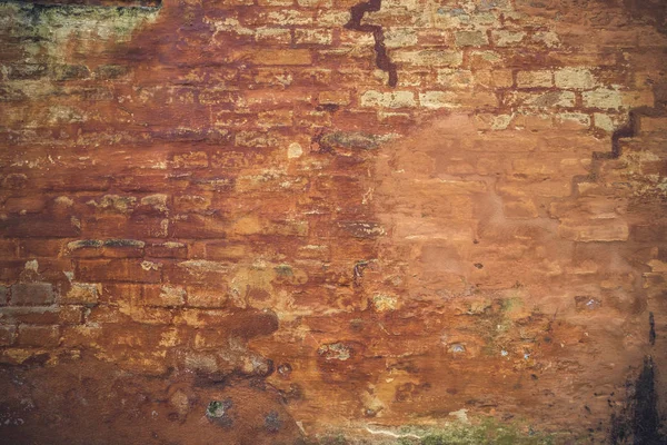 古い家のオレンジ色の塗料を剥離でグランジ レンガの壁 — ストック写真