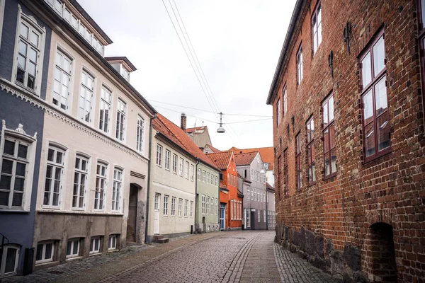 Staré Budovy Ulici Dánsku Pomerančem Malovaný Dům Konci Ulice — Stock fotografie