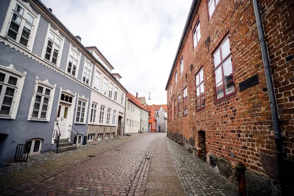 Sokağın Sonundaki Turuncu Bir Için Önde Gelen Eski Binalar Ile — Stok fotoğraf