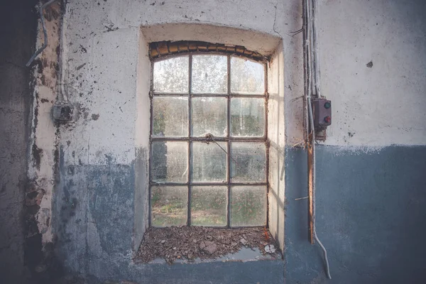 Sucia Ventana Vieja Una Pared Grunge Con Grietas Pelar Pintura —  Fotos de Stock