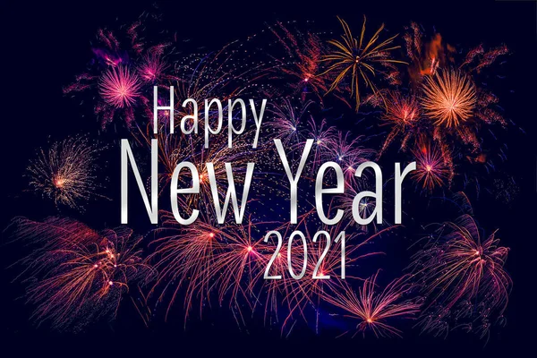 Feliz Año Nuevo 2021 saludo con fuegos artificiales de colores —  Fotos de Stock