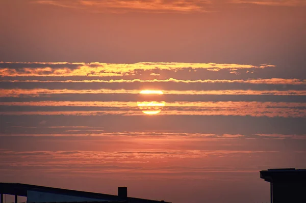 Czerwony zachód słońca nad sylwetką dachu — Zdjęcie stockowe