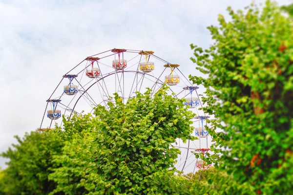 Nöjespark med pariserhjul — Stockfoto