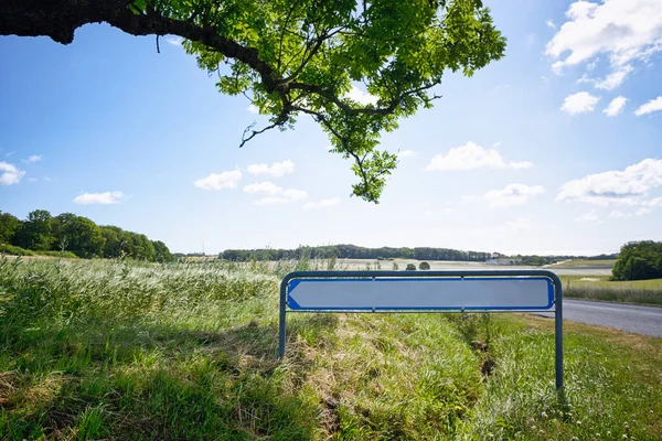 Verkehrsschild mit Pfeil in idyllischer Natur — Stockfoto