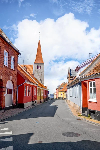 Dorp met kerk in Denemarken — Stockfoto