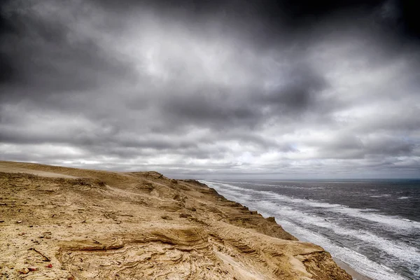 Felhőtlen időjárás egy durva partvonal felett — Stock Fotó