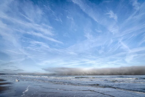 Nuvens escuras que vêm sobre o mar — Fotografia de Stock