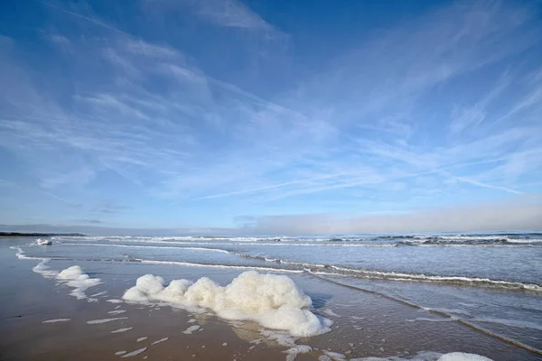 Pěna na pláži u oceánu — Stock fotografie