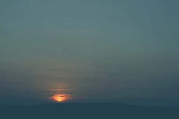 Zonsopgang boven heuvels bedekt met bomen — Stockfoto