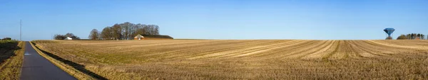 Paisagem panorâmica rural com um campo seco — Fotografia de Stock