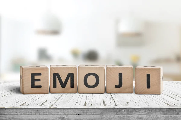 Η λέξη emoji σε μια ξύλινη πινακίδα σε ένα φωτεινό δωμάτιο — Φωτογραφία Αρχείου