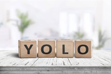 Yolo 'nun kısaltma işareti parlak bir oturma odasında.