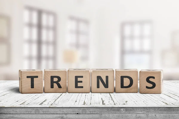 Trends tekenen in een licht huis op een houten bureau — Stockfoto