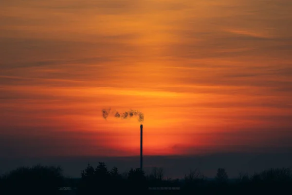 Rook Uit Een Gong Een Prachtige Zonsondergang Met Industriële Silhouetten — Stockfoto