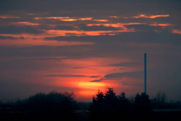 Prachtige Zonsondergang Boven Een Industriële Faciliteit Bij Dageraad Met Bomen — Stockfoto