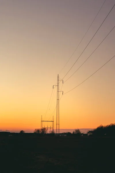 黎明时分 在美丽的夕阳西下 天空清澈 有电塔 — 图库照片