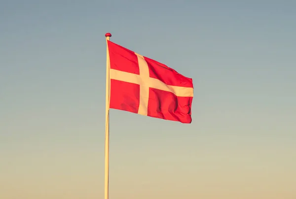 Deense Vlag Bij Zonsopgang Wapperend Wind Bij Zonsondergang Een Zonnige — Stockfoto