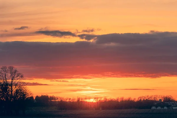 Venkovský Západ Slunce Krásným Horizontem Dramatickými Mraky Nad Zemědělskou Půdou — Stock fotografie