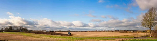 Trator Uma Paisagem Panorama Rural Cultivando Solo Campo Início Primavera — Fotografia de Stock