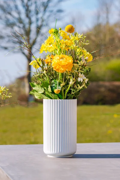Biały Wazon Żółtymi Polnymi Kwiatami Stole Wiejskim Tarasie — Zdjęcie stockowe