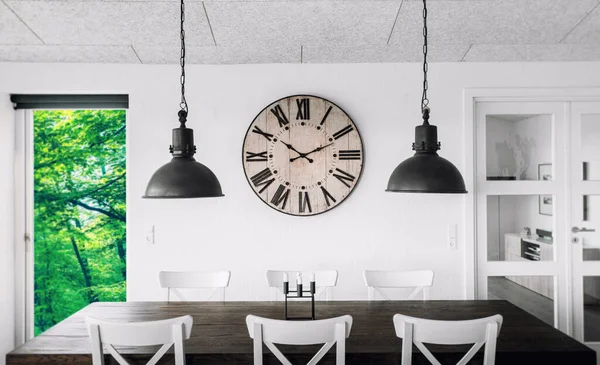 Rétro Horloge Sur Une Table Sur Mur Dans Salon Avec Photos De Stock Libres De Droits