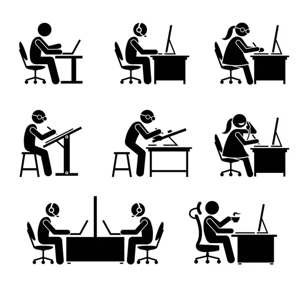 Employé travaillant avec ordinateur et ordinateur portable au bureau . — Image vectorielle