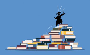 Mutlu mezun öğrenci kitap yığınları tepesine tırmanma.
