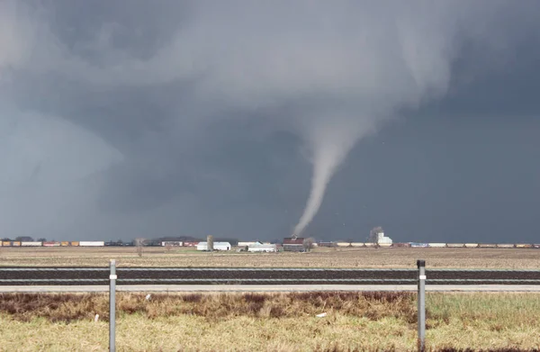 Tornado de cono gris pequeño con escombros — Foto de Stock