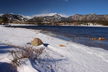 Her Lake Estes bakıldığında Rocky Dağları kış sırasında.
