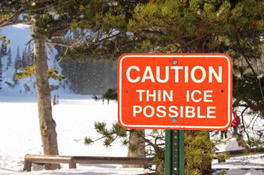 Kırmızı uyarı işareti yürüyüşçü mümkün ince buz uyardı.