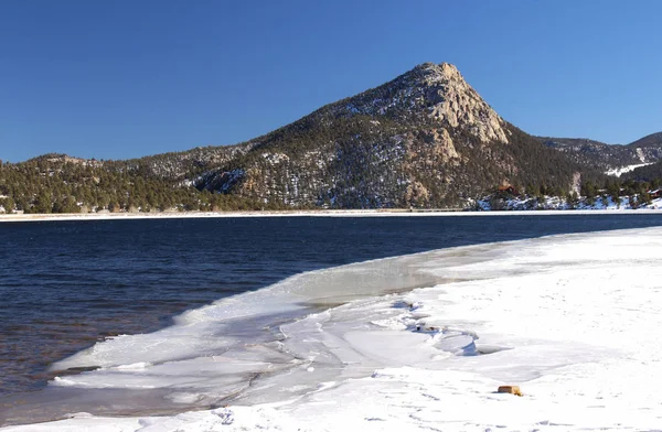 A prominent peak viewed from across Lake Estes — Stock Photo, Image