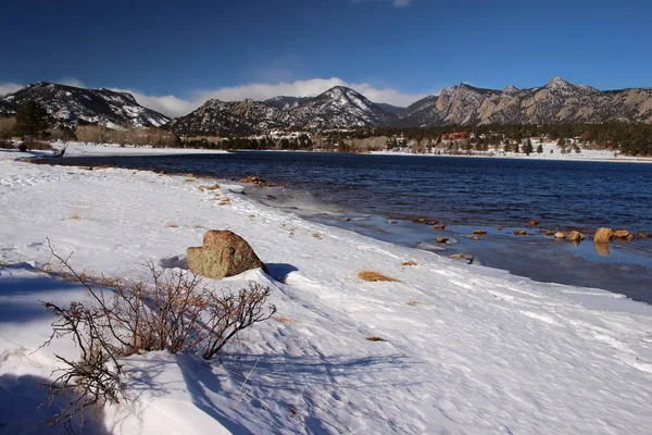 The Rocky Mountains during winter, viewed from across Lake Estes. — Stock Photo, Image