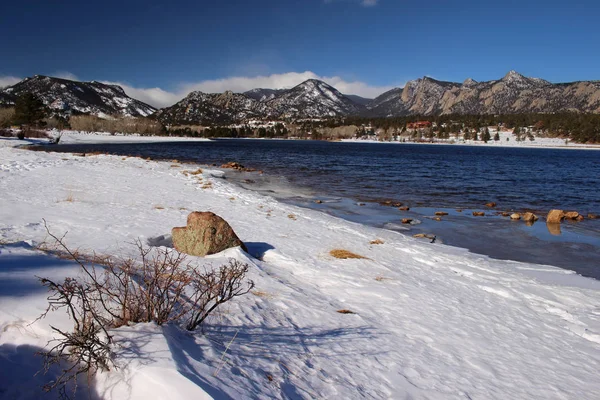 Her Lake Estes bakıldığında Rocky Dağları kış sırasında.