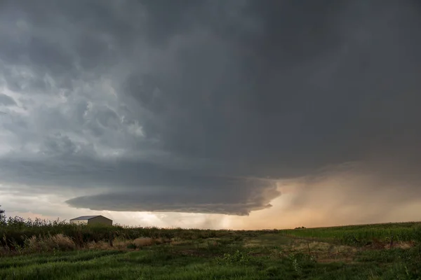 Een pittoreske supercell onweersbui draaiingen over de hoge vlakte van Oost-Colorado. — Stockfoto