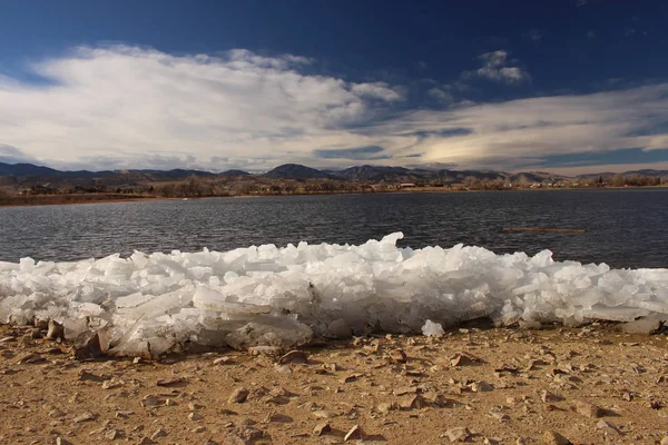 Haufen von gebrochenem Eis am Seeufer. — Stockfoto