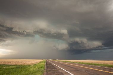 Karayolu üzerinde güçlü supercell fırtına tezgâh.