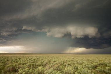 Bir duvar bulut formlar altında bir supercell fırtına yüksek ovalarda.