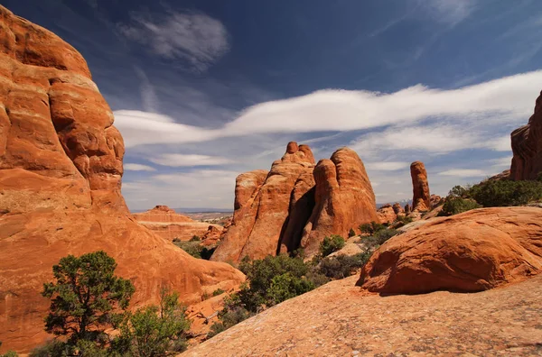 Sandstone formations carved by erosion in the Utah desert. — Stock Photo, Image