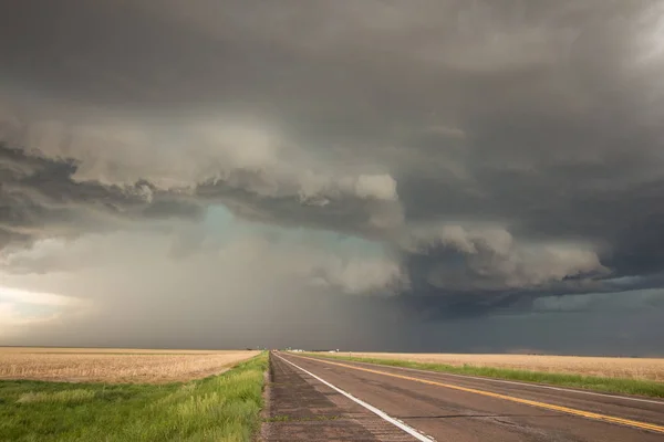 Una poderosa tormenta de supercélulas se cierne sobre la carretera . —  Fotos de Stock