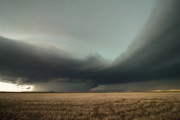 Ein heftiges Superzellen-Gewitter über den Hochebenen der östlichen Colorado. — Stockfoto