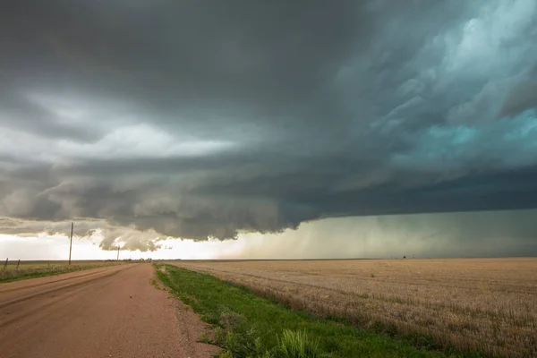 Una nube de pared se forma debajo de una tormenta tornádica de supercélulas . —  Fotos de Stock