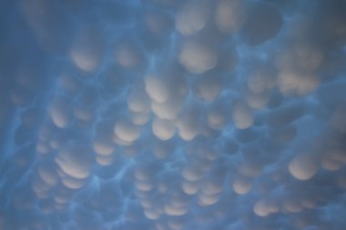 Geçen bir süper hücre fırtına sonra gökyüzünde Mammatus bulutlar.