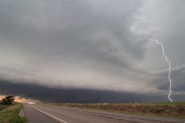 Bir supercell fırtına dışında bir yıldırım cıvata kemerler.