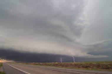 Ufukta bir supercell fırtına dan yıldırım.